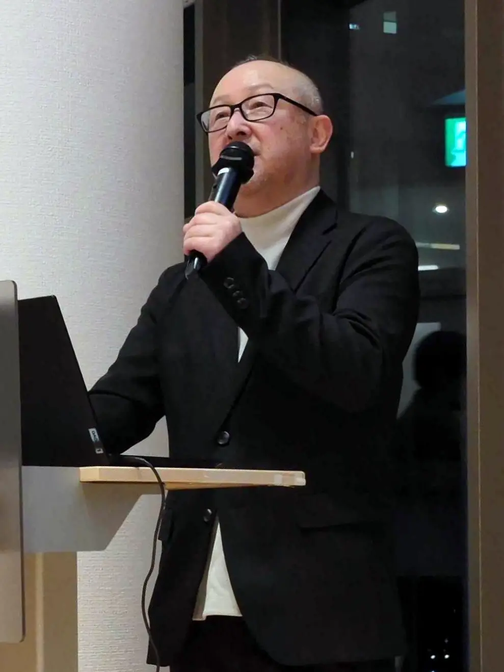 マイクを手に話す宮城京